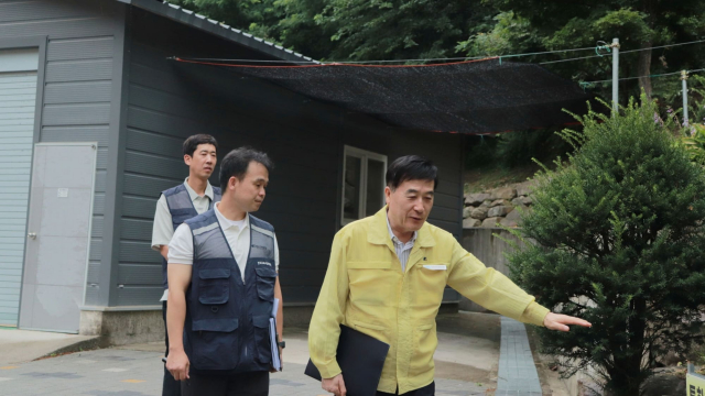 허성우 한국교육시설안전원 이사장(오른쪽)이 학교 시설의 안전관리 상태를 직접 살펴보며 풍수해 취약 시설을 점검하고 있다(사진=한국교육시설안전원)