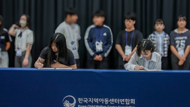 서밋에 참여한 한일 아동·청소년들이 자신의 하루에서 직접 실천할 수 있는 약속을 정하고 잘 지키겠다는 다짐을 서명으로 남기고 있다
