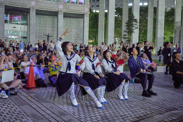 With More Than 2,000 Visitors, ATARASHII GAKKO! and Morimoto of Tontsukatan Lead the Opening-Day Countdown