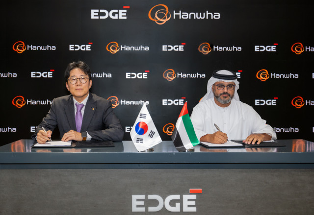 한화와 UAE 국영 최대 방산기업 에지(EDGE) 그룹이 지난 15일(현지 시간) 통합대공망 구축사업에 대한 주요조건합의서를 체결했다. 왼쪽부터 양기원 한화시스템 대표와 하마드 알 마라르(Hamad Al Marar) 에지 그룹 CEO
