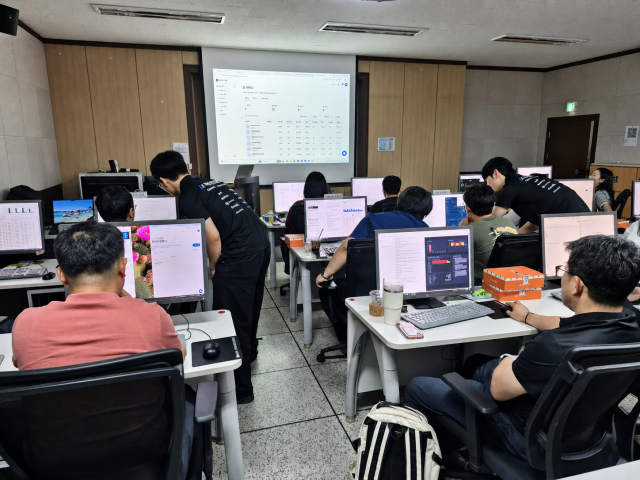 울산 중소기업 재직자들이 바이브코딩 실습으로 대시보드를 만들도록 강사진이 돕고 있다(제공=조코딩AX파트너스)