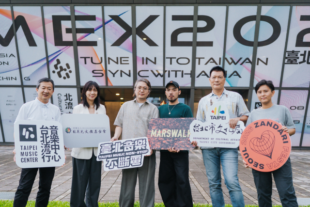 타이페이 뮤직센터와 대만ASE문화교육재단이 지원하는 대만뮤지션들의 해외 진출 프로젝트 ‘타이페이 뮤직 논스탑’ 금상 수상팀 Marswalk 기념 촬영, 대만을 대표해 한국 Zandari Festa 무대에 오르게 되었음을 축하하고 있다(제공=타이베이 뮤직센터)