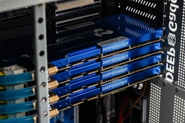 PCIe 카드형 GPU 4장에 직접액체냉각을 적용한 dg5W 내부 구조