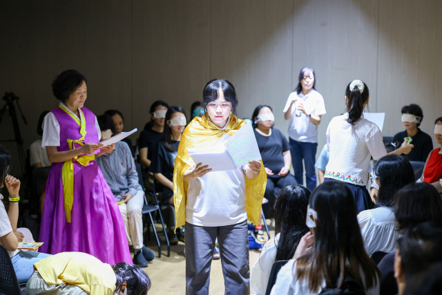 2026 서울공익활동박람회에서 참가자들이 안대를 착용하고 소리와 목소리에 집중해 공연을 경험하는 희희랑독의 배리어프리 입체낭독극에 참여하고 있다