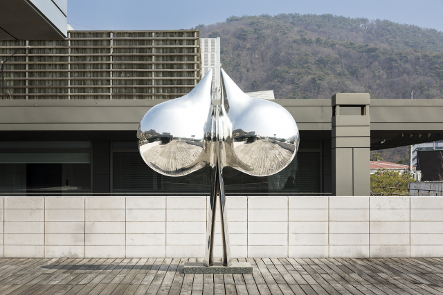 조각가 문신(Moon Shin, 1922~1995)의 작품 ‘우주를 향하여’(사진=가나문화재단)