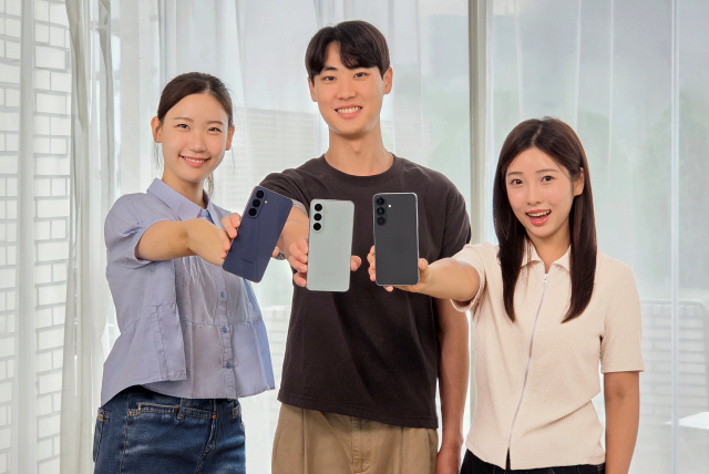 삼성전자 모델이 프리미엄 기능을 갖춘 ‘갤럭시 S26 FE’를 소개하는 모습