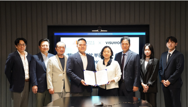 쿠시먼앤드웨이크필드 코리아와 비쥬웍스 임직원들이 업무협약 체결 후 기념촬영을 하고 있다