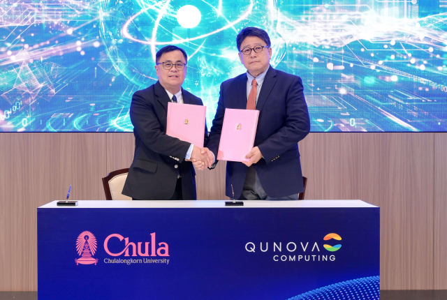 MOU ceremony held in Bangkok , Thailand on Sep. 7th. Dr. Wilert Puriwat, President of Chulalongkorn University on rhe left, and Jaewan KIM, Chief Product Officer of Qunova Computing on the right
