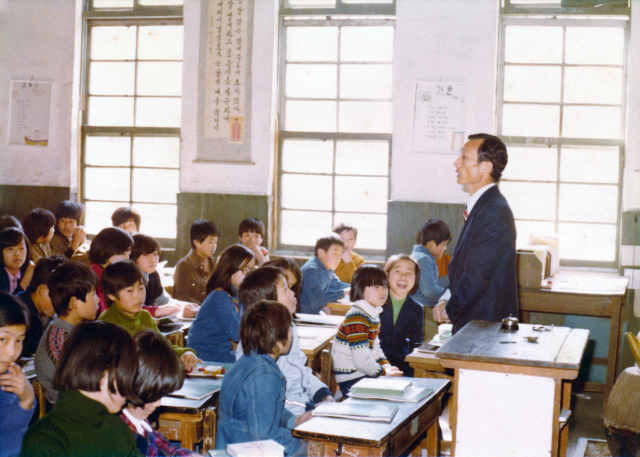 40여 년 전 촬영된 교실 사진의 AI 보정본. 원본 사진을 디지털 스캔한 뒤 색감과 밝기, 시인성을 개선했다. 이미지 상태는 개선할 수 있지만 인물·날짜·장소 등 기록정보는 별도로 남겨야 한다