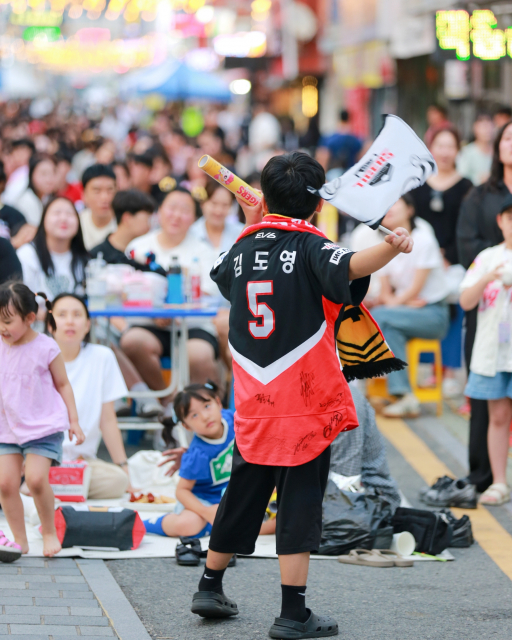 지난 6월 13일(토) 열린 ‘도란도란 문화 야시장’ 행사에 참여한 시민들이 KIA 타이거즈를 단체 응원하고 있다