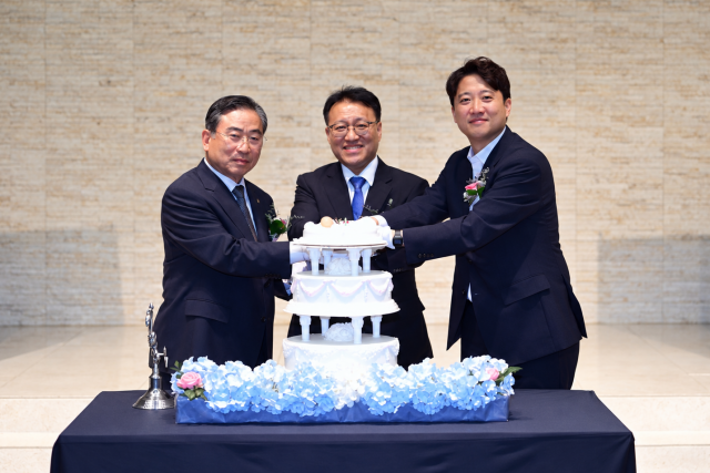 한국건축전기설비기술사협회 공식 출범을 기념하는 케이크 커팅식. 왼쪽부터 정춘병 한국기술사회 한림원 전원장, 한국건축전기설비기술사협회 김동진 이사장, 개혁신당 이준석 의원