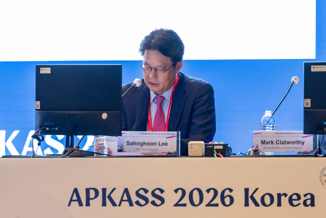 지난 9월 11일 인천에서 열린 ‘APKASS 2026 Korea & ICKAS 2026’ 국제학회에서 SNU서울병원 이상훈 대표원장이 무릎 수술 분야 2개 Session의 좌장을 맡아 진행하고 있다(사진=SNU서울병원)