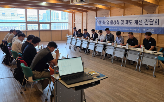 국토교통부 관계자와 한국자동차튜닝협회 및 회원사 관계자들이 ‘튜닝산업 활성화 및 제도 개선 간담회’에서 현장 애로사항과 제도 개선 방안을 논의하고 있다