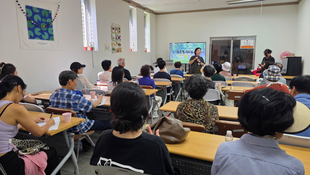 ‘느슨한 가드닝’ 6기 참여자들이 소셜가드닝과 정원에 대해 배우고 있다