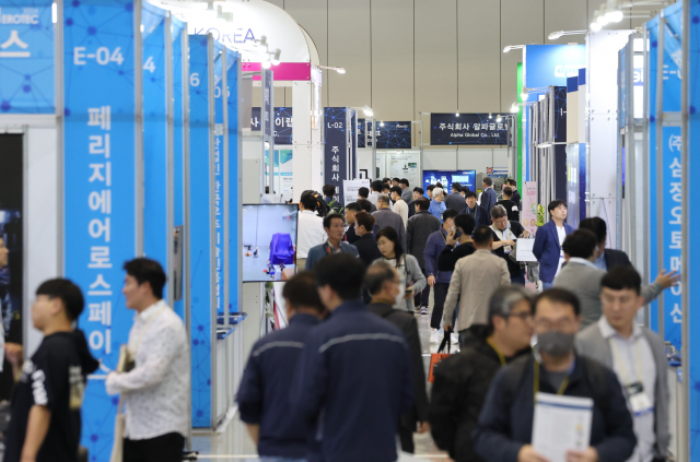 ‘제1회 국제우주항공기술대전(AEROTEC 2024)’ 현장. 많은 업계 전문가가 부스를 방문하며 뜨거운 관심을 보이고 있다
