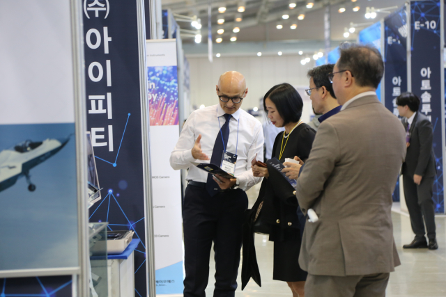 ‘제1회 국제우주항공기술대전(AEROTEC 2024)’ 부스를 찾은 해외 바이어가 기업 관계자와 비즈니스 상담을 진행하고 있다