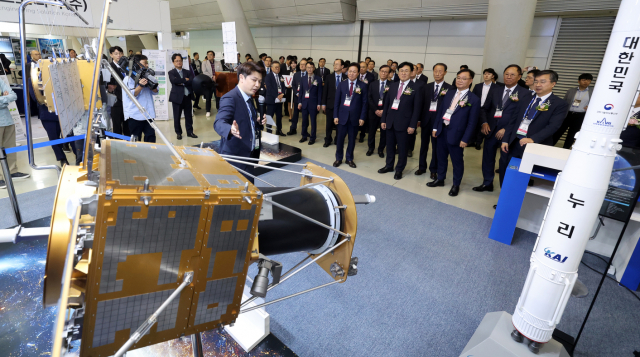 ‘제1회 국제우주항공기술대전(AEROTEC 2024)’ 개막식 후 주요 내빈들이 한국항공우주산업(KAI) 부스를 방문해 누리호 발사체 모형 및 차세대 중형위성 등 주요 전시물에 대한 설명을 청취하고 있다