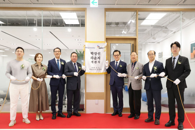 ‘박장선 라운지’ 현판 제막식에 참석한 내빈들이 기념 촬영을 하고 있다. 왼쪽부터 투데이아트 박민재 실장, 이소윤 부사장, 한국항공대학교 신동식 교수, 투데이아트 박장선 회장, 한국항공대학교 허희영 총장, 홍남기 석좌교수, 황완식 기획처장, 김상우 대외협력처장