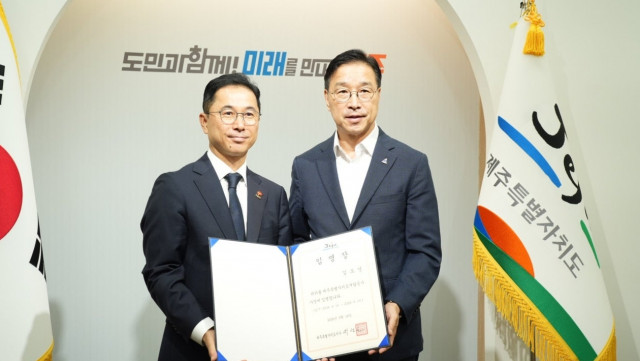 김도영 제13대 제주특별자치도개발공사 사장이 16일 오전 제주특별자치도청에서 위성곤 도지사로부터 임용장을 받고 있다. 김 사장은 이날부터 공식 업무에 들어갔다