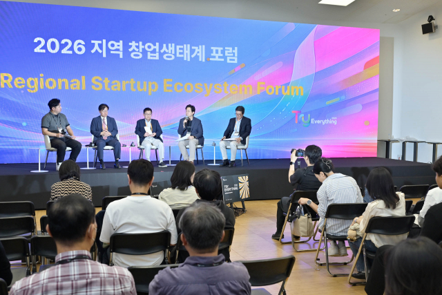 왼쪽부터 서울창조경제혁신센터 창업도약팀 임종현 팀장, KIST 임환 단장, 에이뮨링크 황상준 대표, AICA 강재혁 팀장, 이노디테크 최기훈 부장이 지역 창업생태계 조성 방향을 논의하고 있다