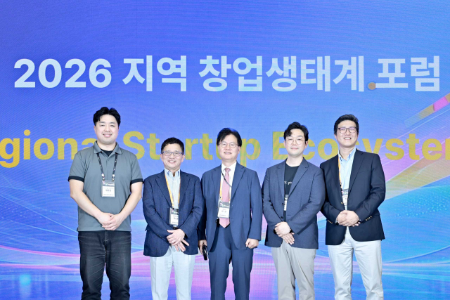 서울창조경제혁신센터 2026 지역 창업생태계 포럼 연사들이 기념촬영을 하고 있다. 왼쪽부터 서울창조경제혁신센터 창업도약팀 임종현 팀장, 에이뮨링크 황상준 대표, KIST 임환 단장, AICA 강재혁 팀장, 이노디테크 최기훈 부장