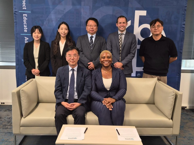 한국지방재정공제회 김종범 상임이사(앞줄 왼쪽)가 공제회 대표로 9월 1일(한국 시간) LOFA-GFOA 기관 간 MOU를 체결했다