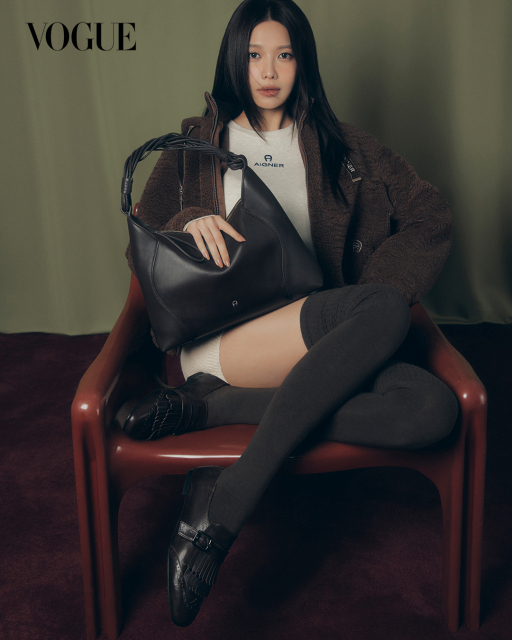 독일 럭셔리 브랜드 아이그너(AIGNER)가 보그 10월호를 통해 배우 수영과 함께한 2026 FW 컬렉션 화보를 공개했다