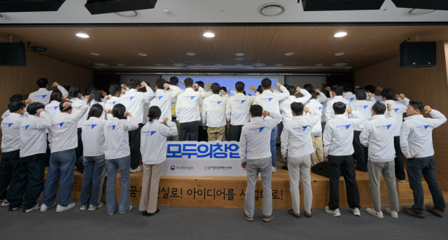 9월 11일 모두의창업 1차 경기지역 2라운드 진출자들이 기념 사진을 찍고 있다