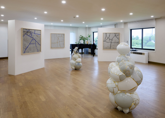 ‘Italy at Frieze: The Golden Trace’ 전시 전경(Installation view of Italy at Frieze: The Golden Trace, curated by Valentina Buzzi. Artworks by Andrea Francolino and Yeesookyung)