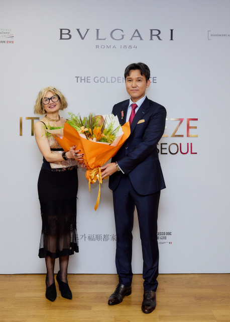 왼쪽부터 에밀리아 가토 주한 이탈리아 대사, 이정학 불가리 코리아 대표(사진=불가리 코리아)
