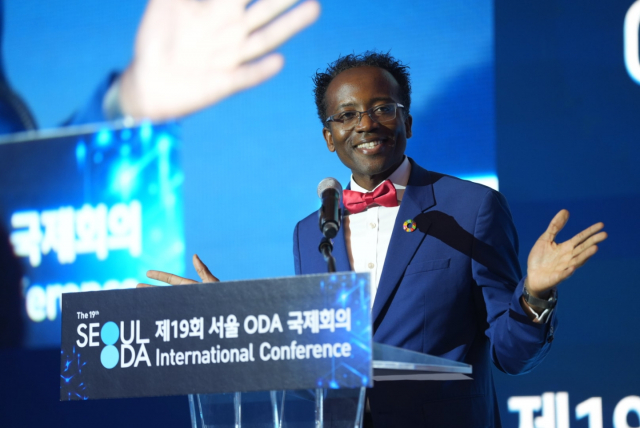 외교부와 코이카(KOICA·한국국제협력단)가 18일 여의도 콘래드 서울 호텔에서 ‘포용적이고 지속 가능한 개발을 위한 AI’를 주제로 공동 주최한 ‘제19회 서울 ODA 국제회의’에서 랜드리 시녜(Landry Signé) 썬더버드 국제경영대학원 교수가 기조연설을 하고 있다