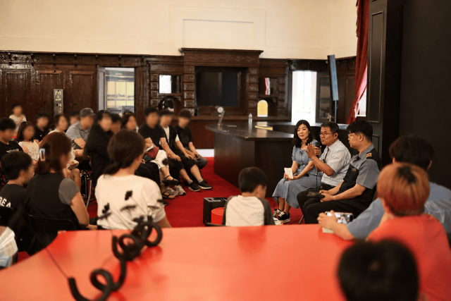 철도박물관 배은선 관장과 류기운 기관사가 함께한 ‘레일로드 마스터 토크’에서 관람객들과 철도 이야기를 나누는 모습