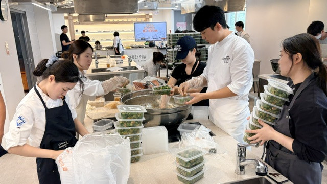 반찬 봉사 진행 모습