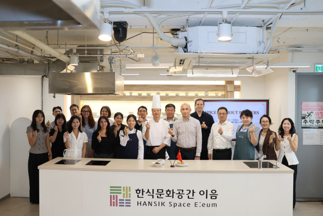 참석자들이 기념 촬영을 하고 있다
