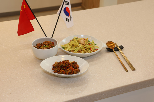 꼬막무침과 마라닭고기무침