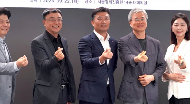 왼쪽 두 번째부터 티앤티솔루션 박동혁 대표, LG전자 임정수 상무, 서울경제진흥원 황정일 이사가 업무협약 체결 후 하트 손모양으로 협력을 다짐하고 있다