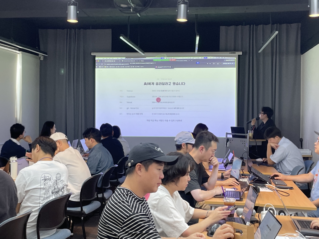 조코딩AX파트너스 코치가 조별로 참여자의 업무 과제를 지도하고 있다(제공=조코딩AX파트너스)