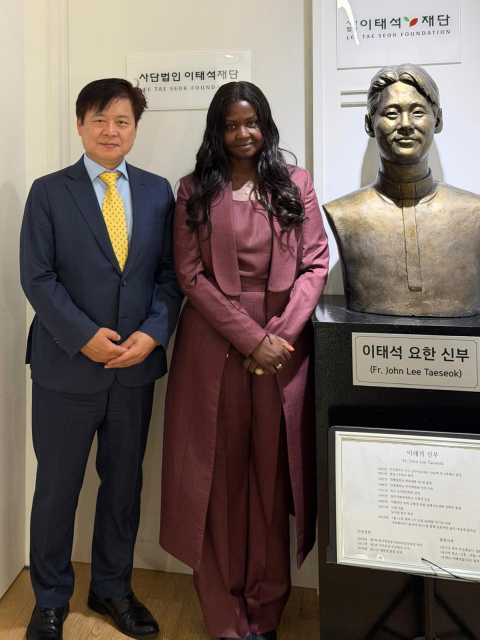 이태석신부 동상에서 기념촬영하는 아둣 키르 남수단 대통령특사 와 구진성 이태석리더십아카데미대표