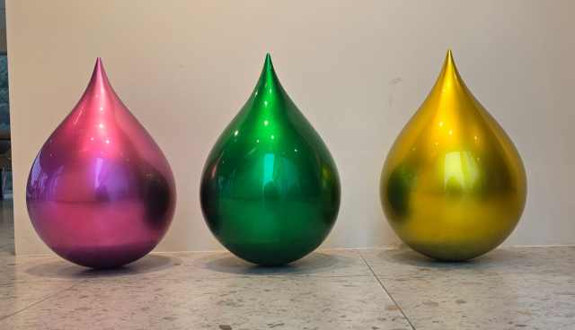 오태원 ‘Candy Drops’, 2023, 유리강화플라스틱, 진주가루, 우레탄 마감, 500x350x350mm
