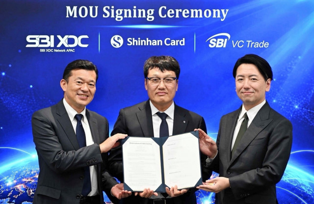 왼쪽부터 협약식에 참석한 요시다 타다시 SBI XDC Network APAC 최고운영책임자(COO), 박창훈 신한카드 사장, 콘도 토모히코 SBI VC Trade 대표가 업무협약을 체결하고 기념사진을 촬영하고 있다