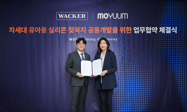 바커케미칼코리아가 프리미엄 육아용품 브랜드 모윰과 차세대 유아용 실리콘 젖꼭지 공동 개발을 위한 업무협약을 체결했다. 왼쪽부터 모윰 김명성 대표, 바커케미칼코리아 김지영 대표이사