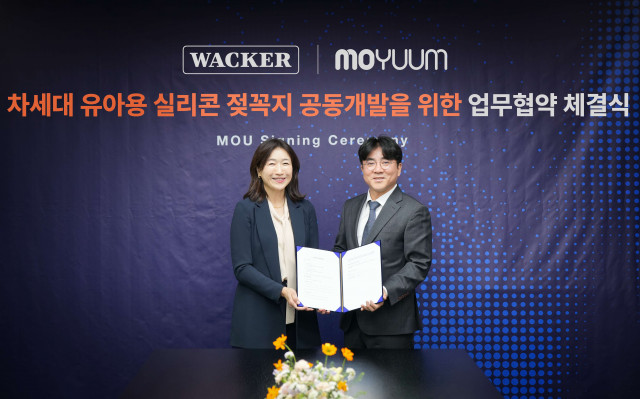 바커케미칼코리아가 프리미엄 육아용품 브랜드 모윰과 차세대 유아용 실리콘 젖꼭지 공동 개발을 위한 업무협약을 체결했다. 왼쪽부터 모윰 김명성 대표, 바커케미칼코리아 김지영 대표이사