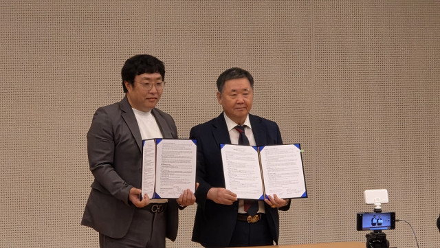 10월 15일 국회도서관 대강당에서 남다 안동연 대표이사(왼쪽)와 한국퀀텀AI블록체인협회 이한영 회장이 전략적 제휴 기본협약(MOA) 체결 후 기념촬영을 하고 있다