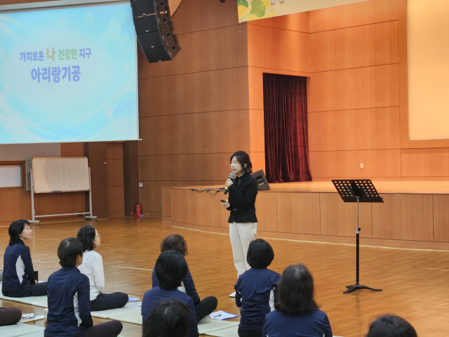 김은정 대구 용지초등학교 교장이 아리랑기공 수업 철학과 운영 방향, 유소년 스포츠 수업 교재 활용법을 교육하고 있다