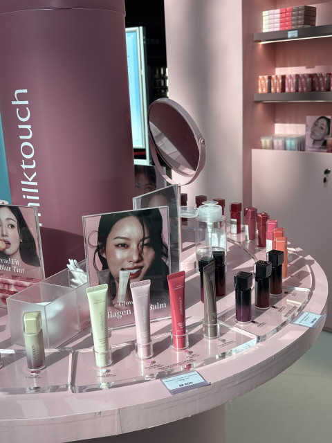 루마니아 Skinguru 백화점 팝업