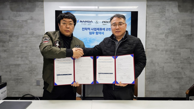 왼쪽부터 남다 안동연 대표이사와 팬택이엠에스 김영수 사장이 10월 29일 LiveKey 기반 Secure Device 공동사업을 위한 전략적 업무협약(MOU) 체결 후 기념촬영을 하고 있다