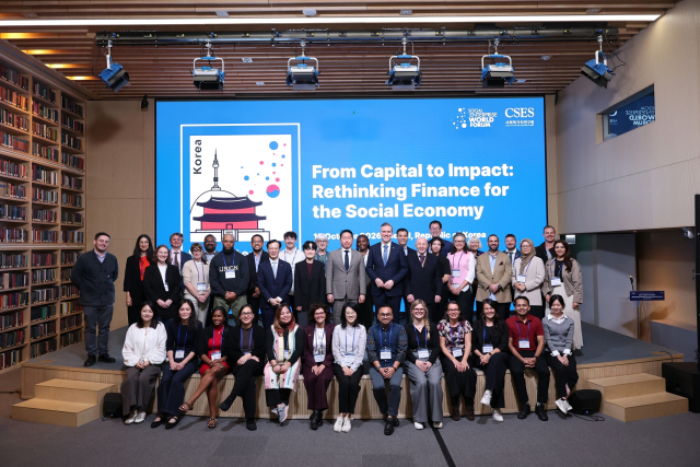 최태원 SK그룹 회장과 행사 참석자들이 12일 서울에서 열린 사회적기업월드포럼(SEWF) ‘Ecosystem Leadership Exchange(ELE)’에서 기념촬영을 하고 있다