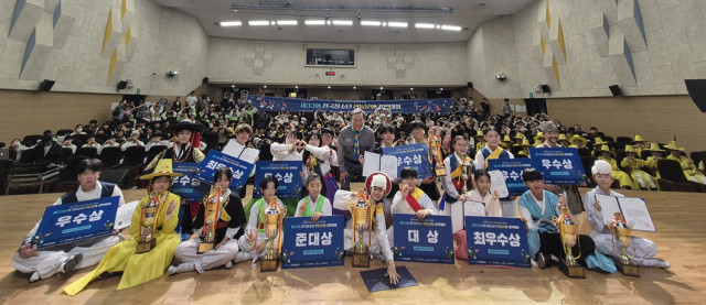 ‘제33회 전국청소년전통문화경연대회’ 참여자들이 단체사진을 촬영하고 있다