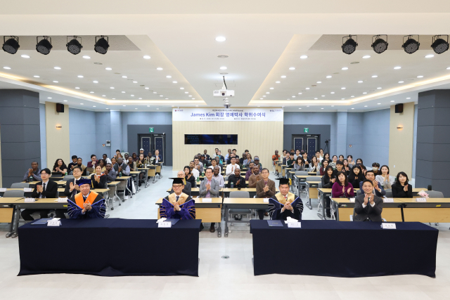 암참 제임스 김 회장(왼쪽에서 세 번째), 한국항공대 허희영 총장(왼쪽에서 두 번째), 대한항공 장성현 부사장(왼쪽에서 네 번째), 안준선 대학원장을 포함한 참석자들이 명예박사 학위수여식 후 기념 촬영을 하고 있다