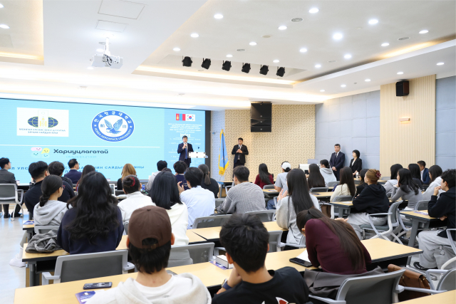 수키 수흐볼드(Sukhee Sukhbold) 주한 몽골대사가 한국항공대 몽골 유학생을 대상으로 격려를 하고 있다